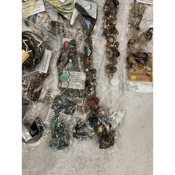 Large Lot Of 34 New Packaged Costume Jewelry, Necklaces, Earrings And Bracelets - Picture 6 of 7
